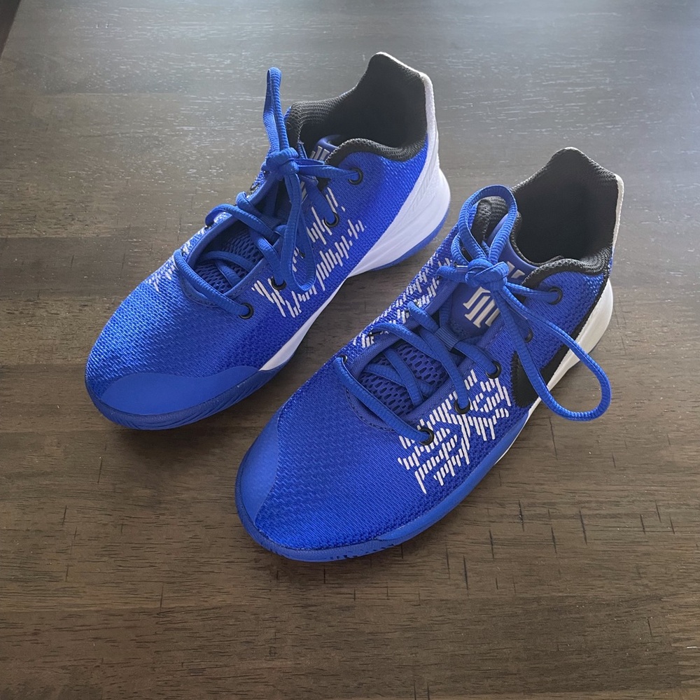 Nike boys Kyrie Irvin basketball shoes